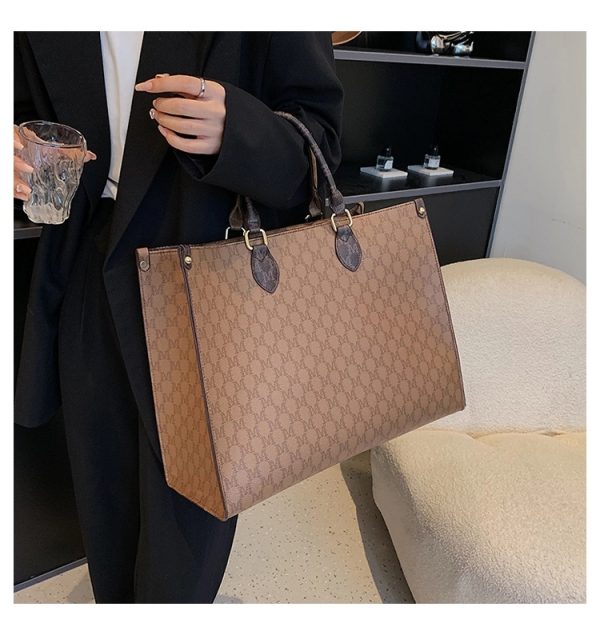 Female Large Capacity Retro Mature Leather Handbag Tote Bag